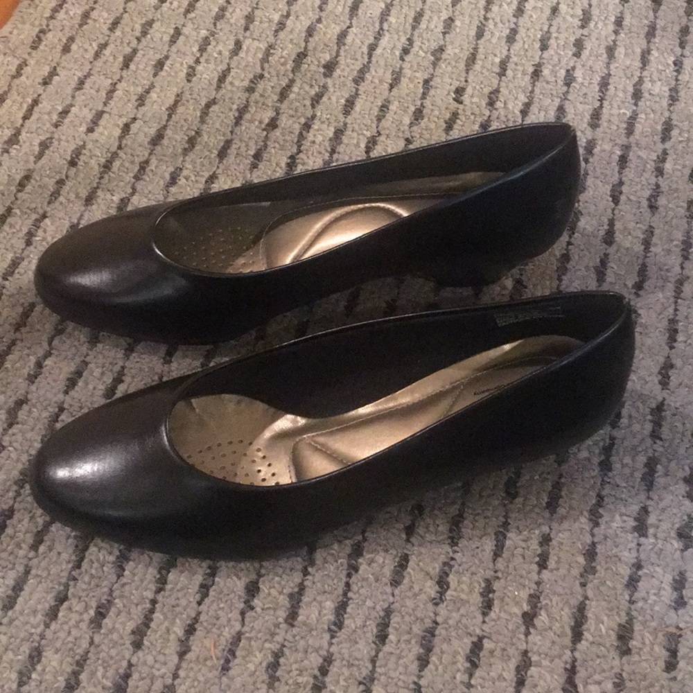 Beautiful Hush Puppy Brand “Soft Style” pump.